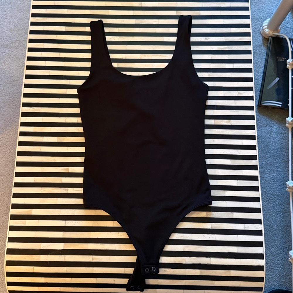Express body contour scoop neck body suit. Black.